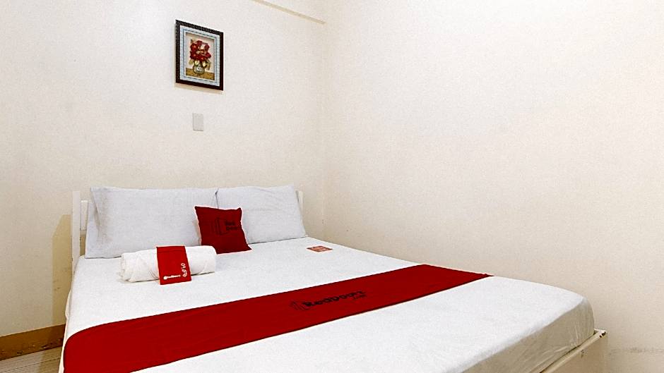 RedDoorz @ Golden Skye Hotel Guagua