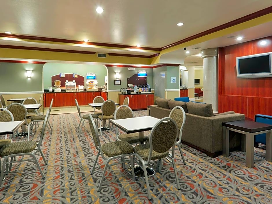 Holiday Inn Express Hotel & Suites Bakersfield Central