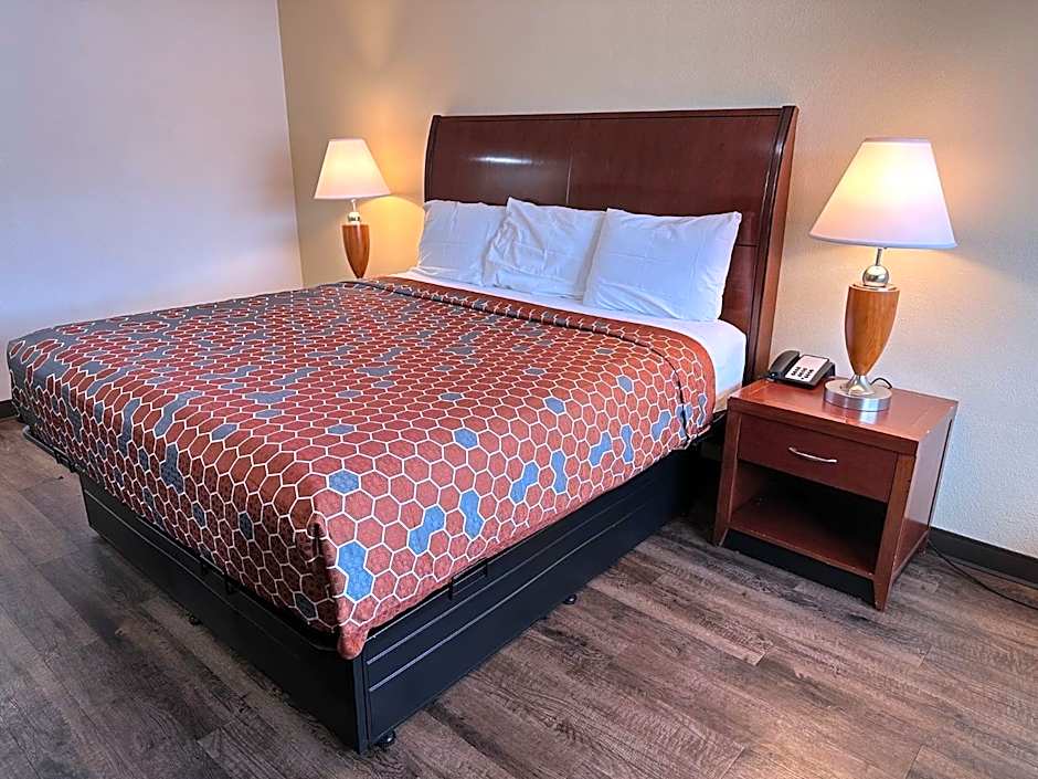 Desert Sands Inn & Suites