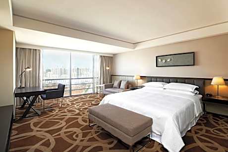 Comfort Room, Guest room, 1 King, City view, Pool access
