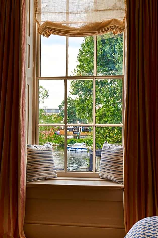 The Mitre, Hampton Court