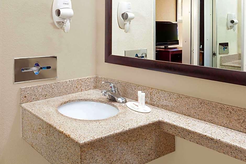 Howard Johnson by Wyndham Arlington Ballpark / Six Flags