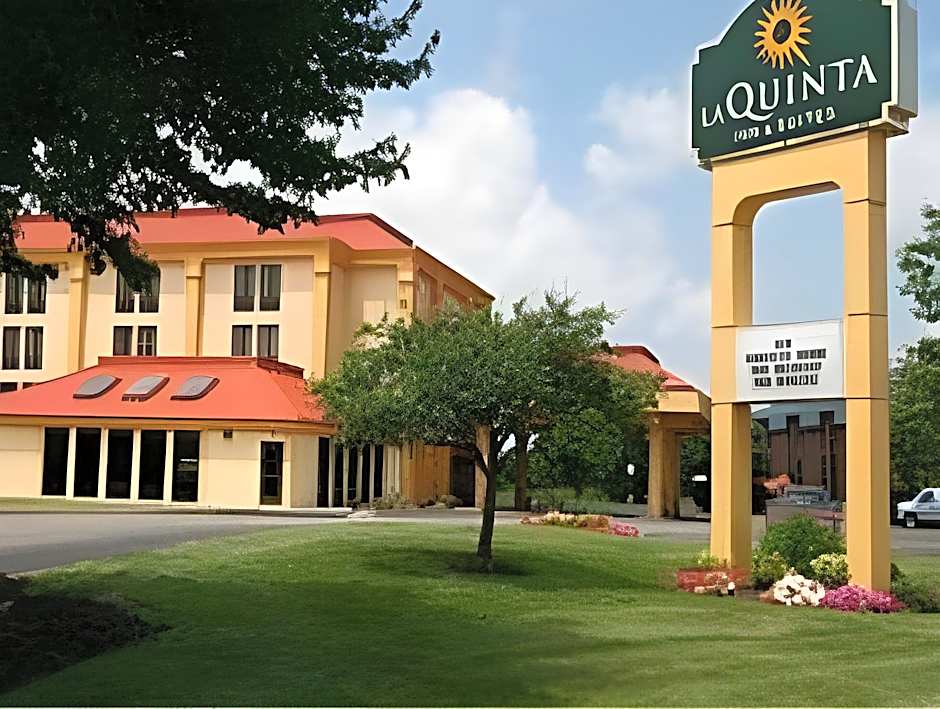 Ashbourne Hotel Canton/Hall of Fame I-77