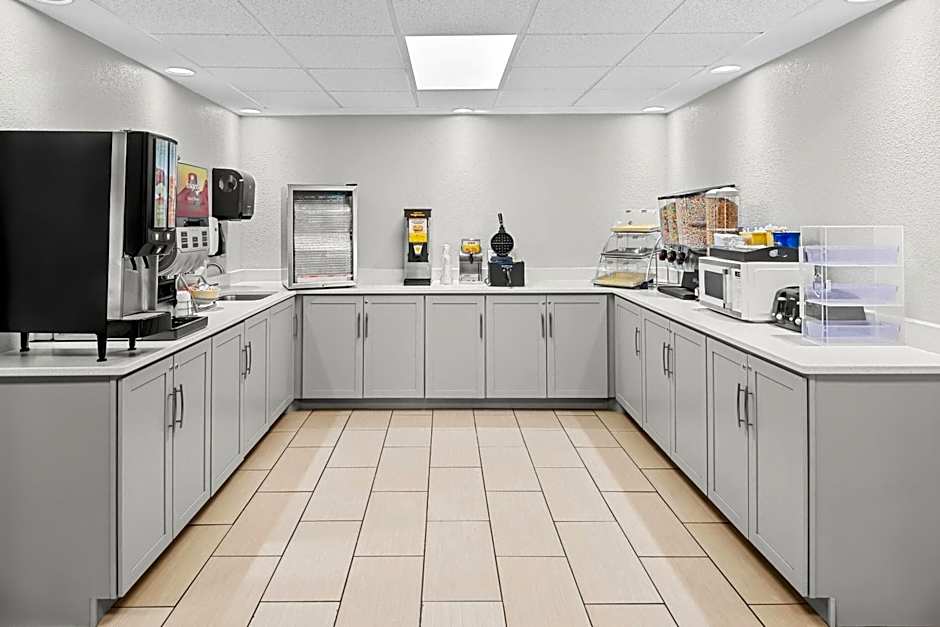 Days Inn & Suites by Wyndham Cedar Rapids