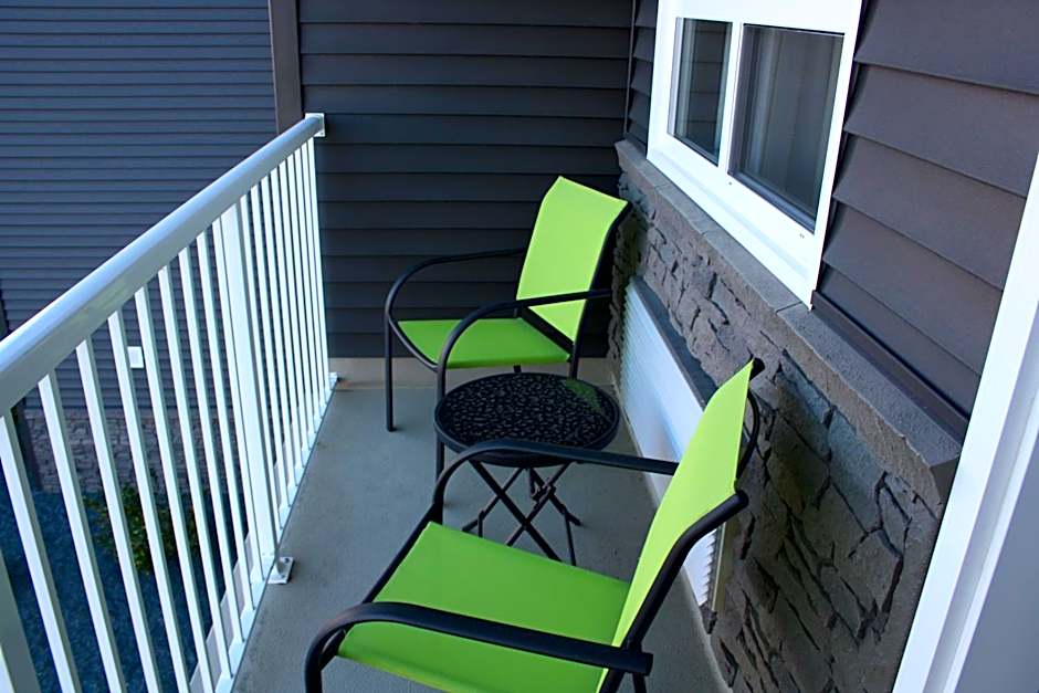 Crossroads Inn & Suites