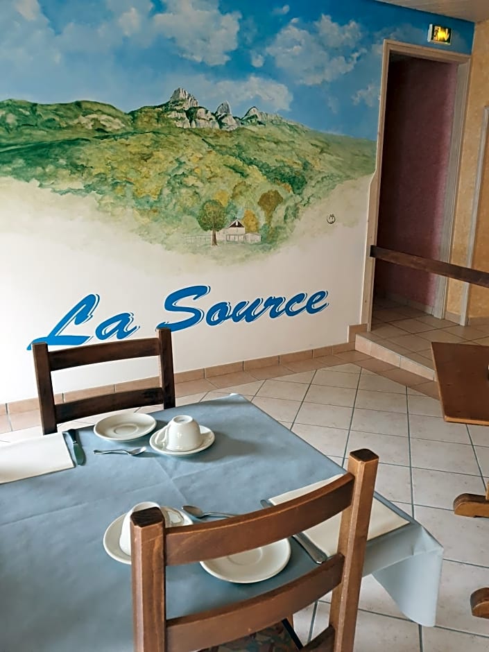 LA SOURCE Jacquet depuis 1954 Hôtel et Studio