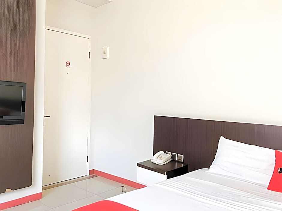 RedDoorz near Pantai Pede