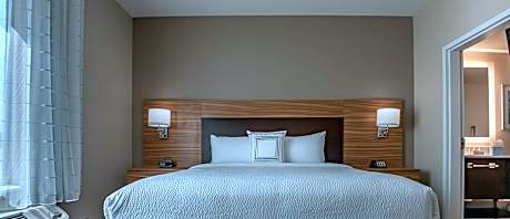 Studio Accessible King Size Bed