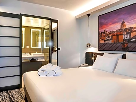Suite 1 King Bed with Sofa bed Sea View (Paris View)
