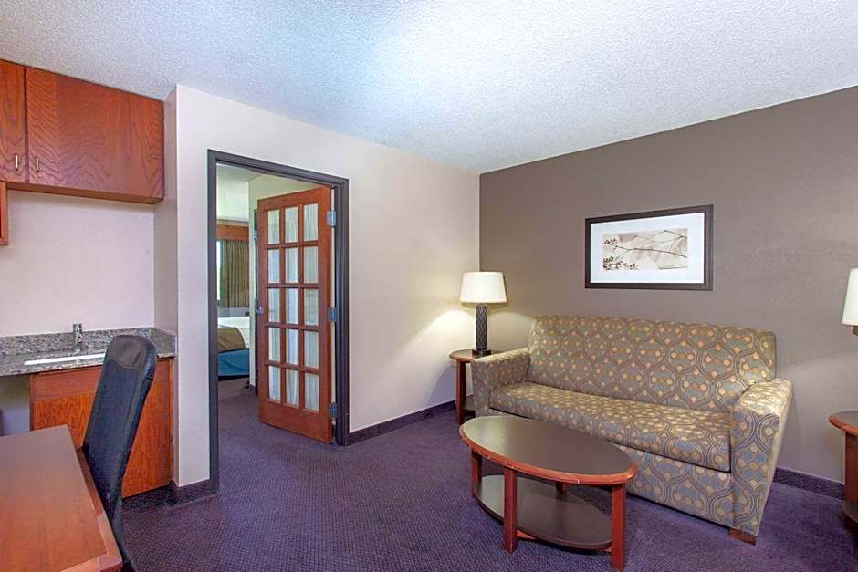 AmericInn by Wyndham Hutchinson