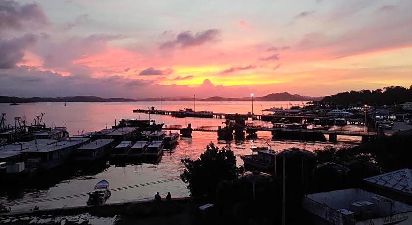 The Upper Deck Hotel