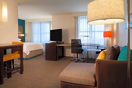 1 BEDROOM, SUITE
