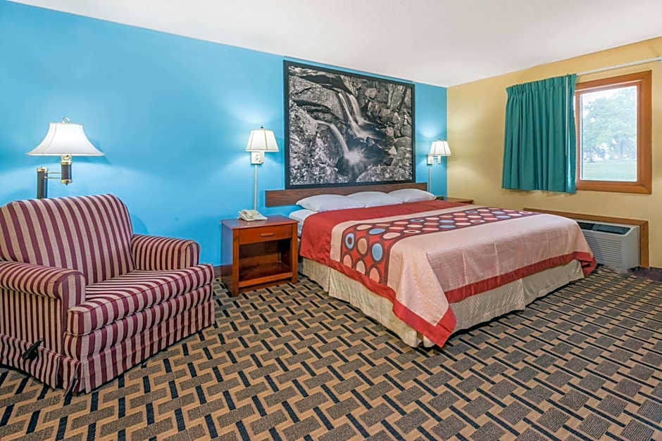 Super 8 by Wyndham Staunton