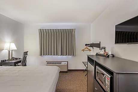 1 Queen Bed Accessible NS