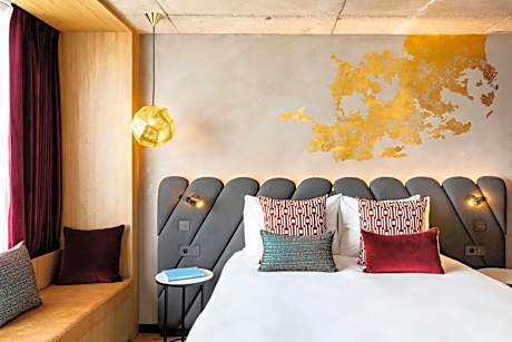 La Muse Room with Queen Bed