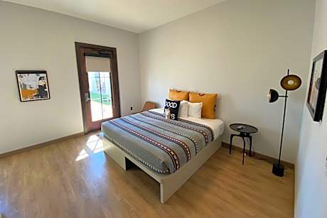 ROOMY KING – 250 SQF, Guest Room