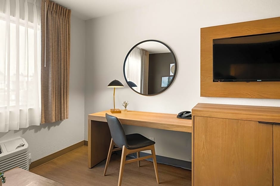 Oxford Suites Redding
