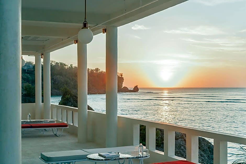 The Rocks - 6BR Beachfront Villa, Surf-in Location