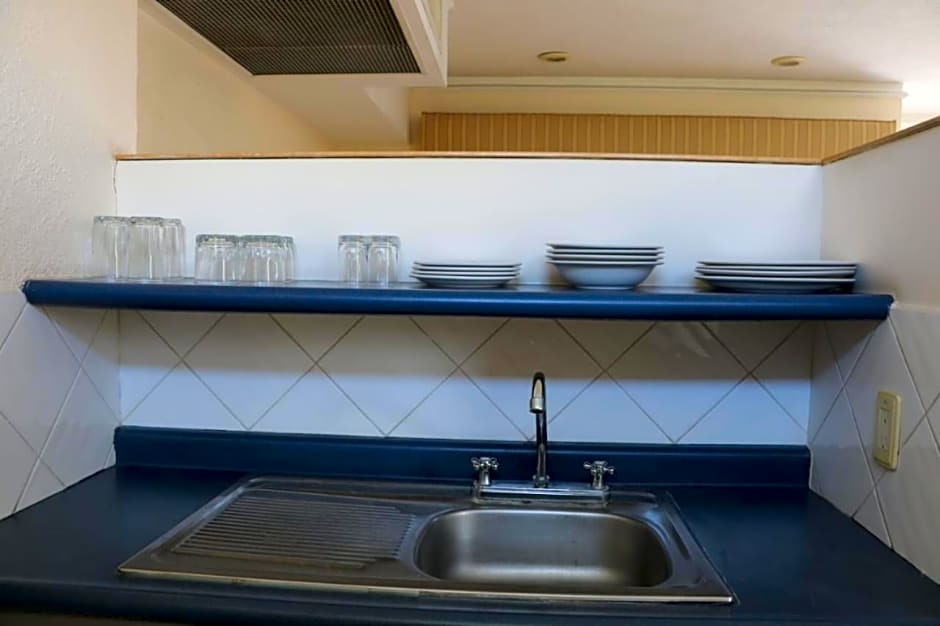 Cypres Hotel & Suites