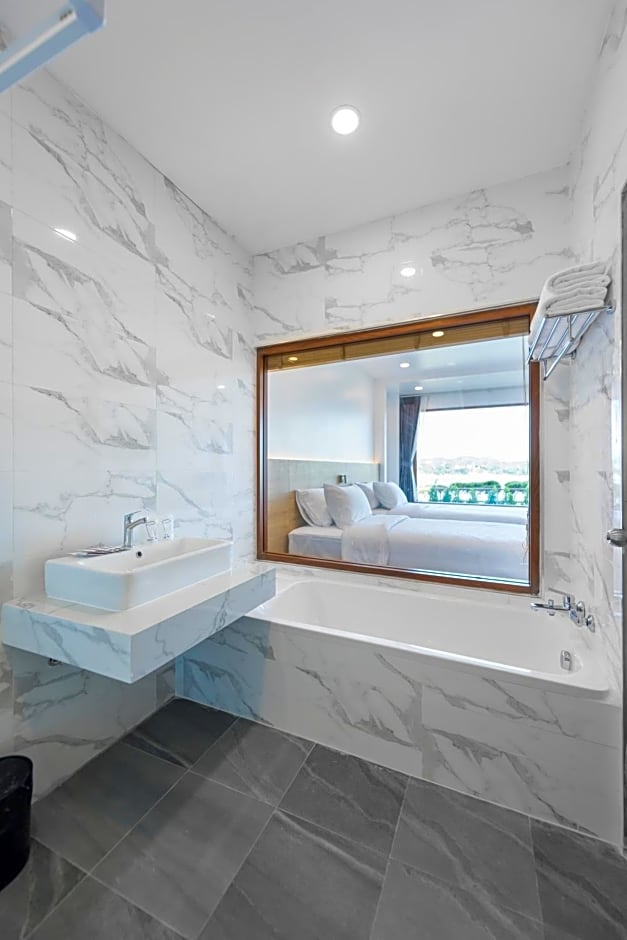 Chiangkhan River Walk Hotel