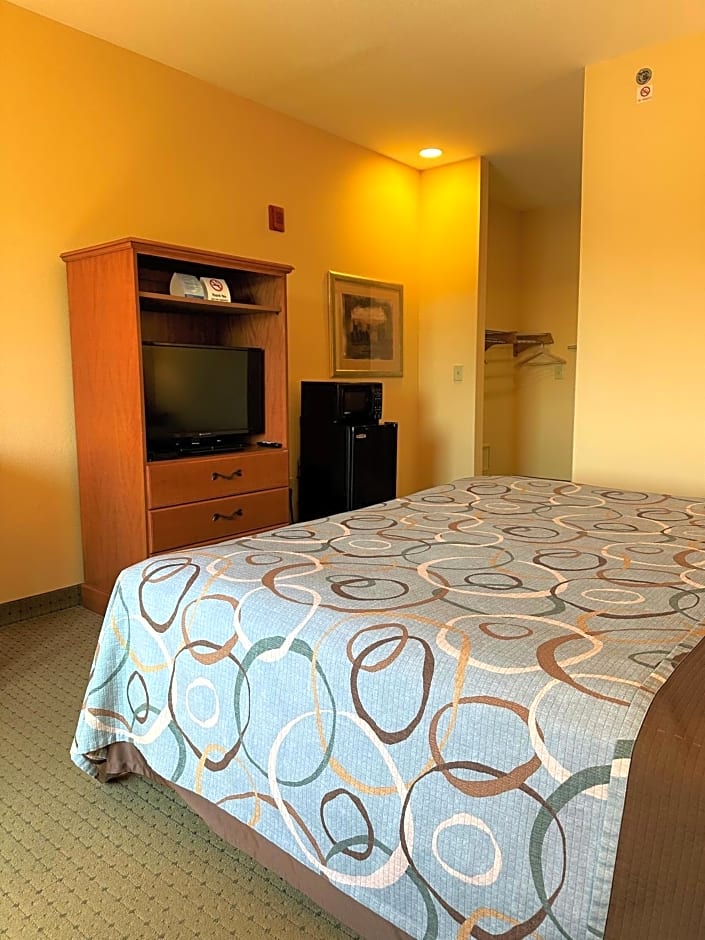 Super 8 by Wyndham Topeka at Forbes Landing