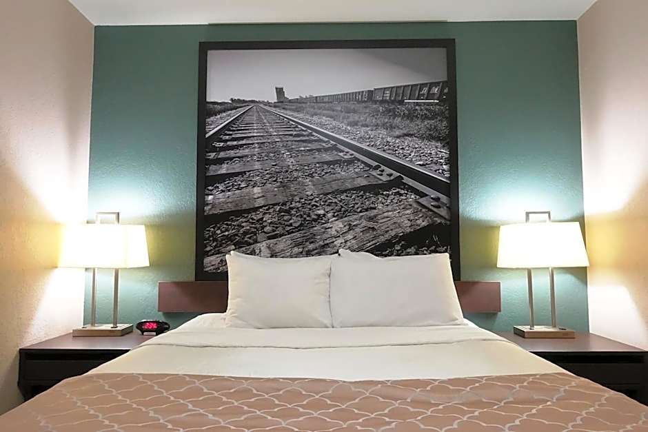 Super 8 by Wyndham Dauphin
