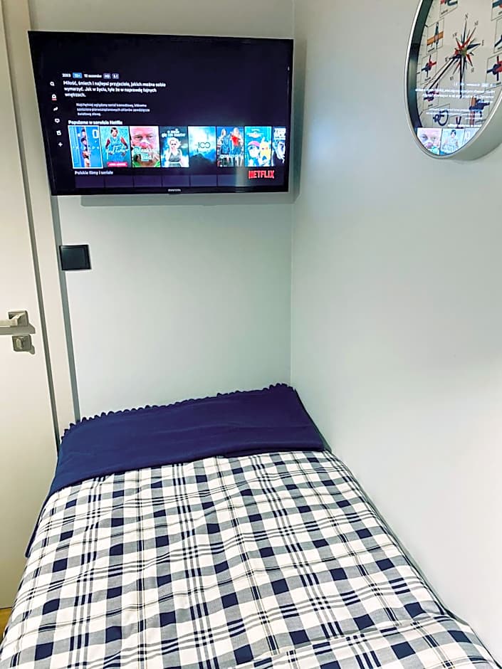 Thruster - Rooms, Kitchen, Chill-Out Zone-Netflix, Lobby-Netflix