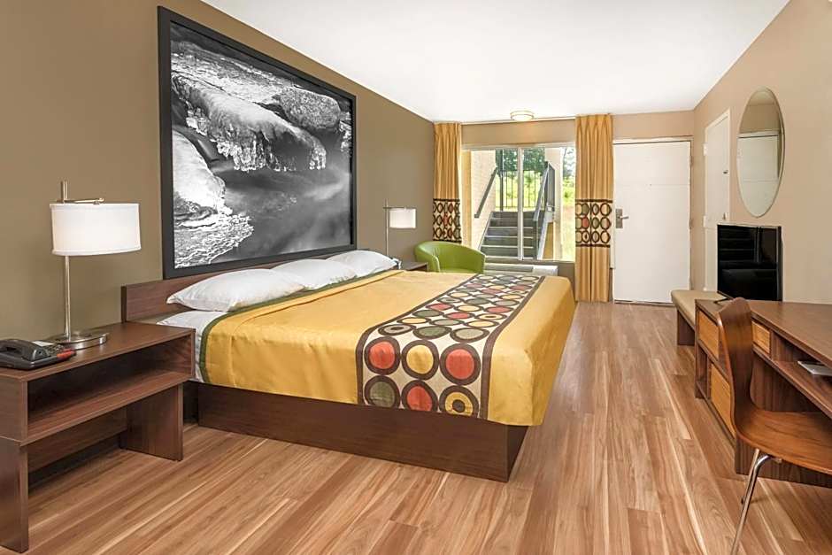 Super 8 By Wyndham Asheville Airport