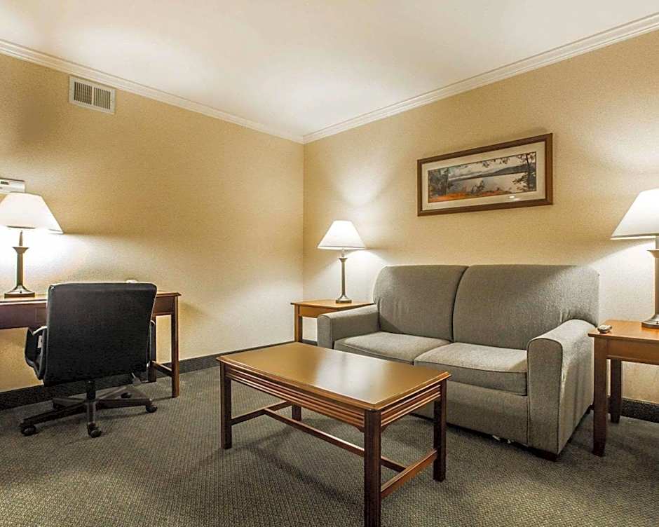 Clarion Inn & Suites At The Outlets Of Lake George