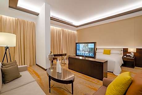 Spacious Sea View/City View Room With Lounge Access - King Bed