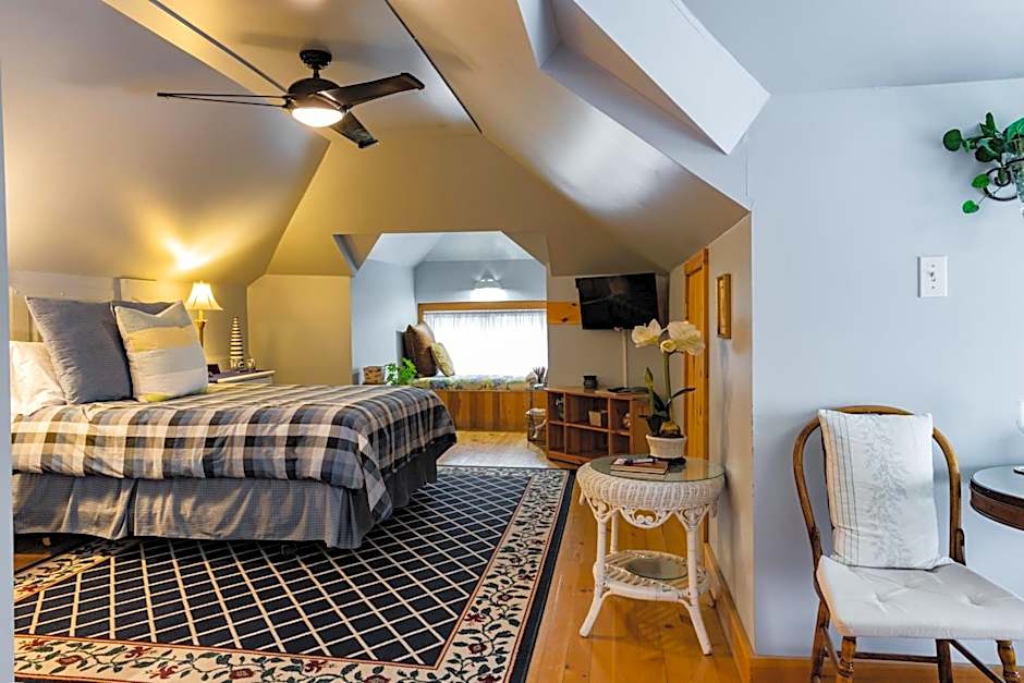 Photo 1 of 8 of Deluxe 1 Queen Bed Suite