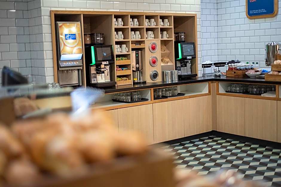 Holiday Inn Express Belfast City Queens Quarter By IHG