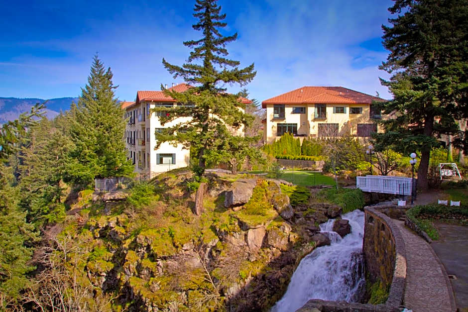 Columbia Cliff Villas