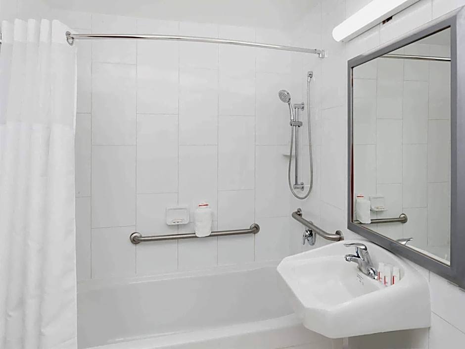 Ramada Plaza by Wyndham Chicago North Shore
