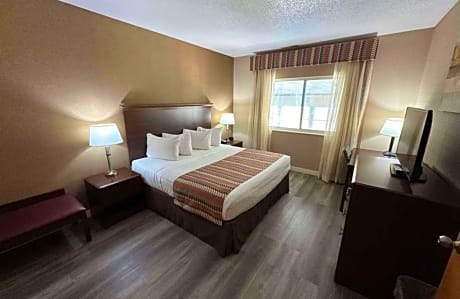 King Suite with Whirlpool and Wet Bar - Non-Smoking