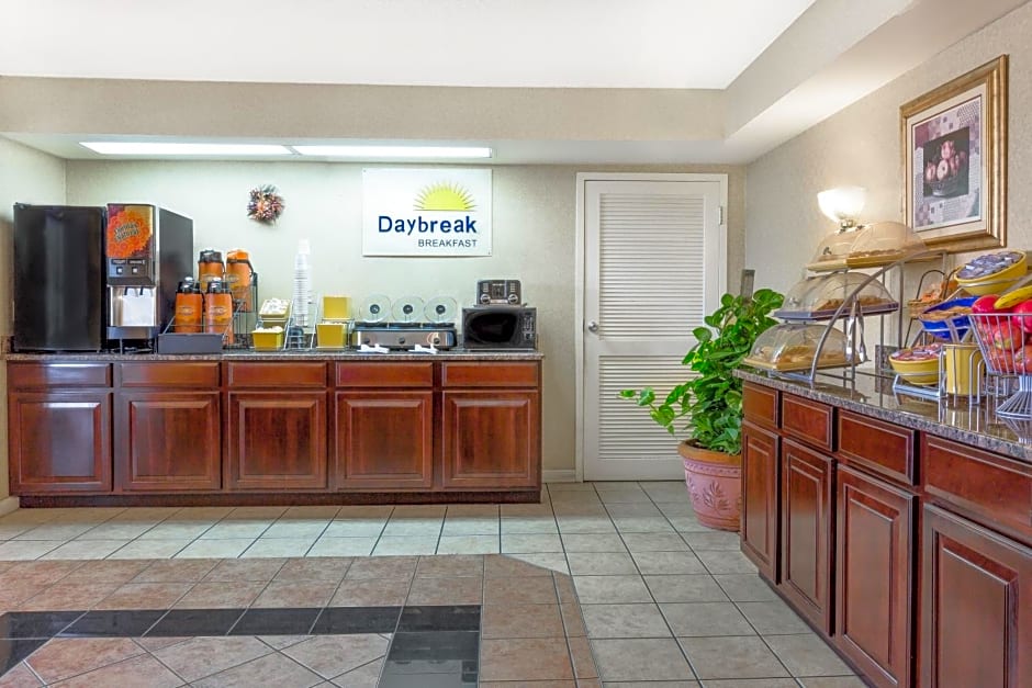 Days Inn by Wyndham Galleria-Birmingham