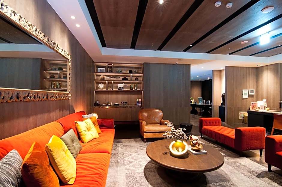 CHECK inn SELECT Chiayi RenAi