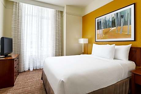 One-Bedroom Queen Suite
