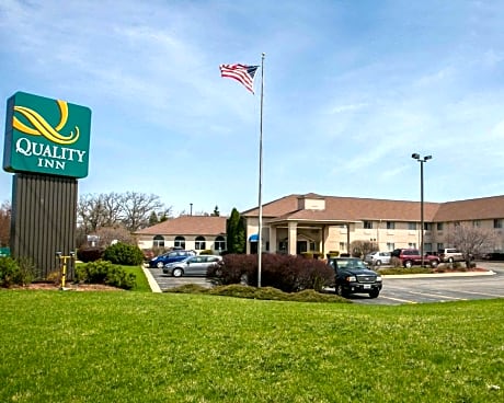 Quality Inn & Suites Woodstock near Lake Geneva