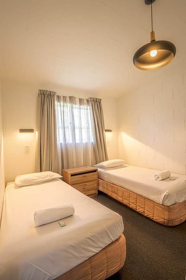 Frimley Lodge Motel - with Airport Shuttle service- Best Location in Town