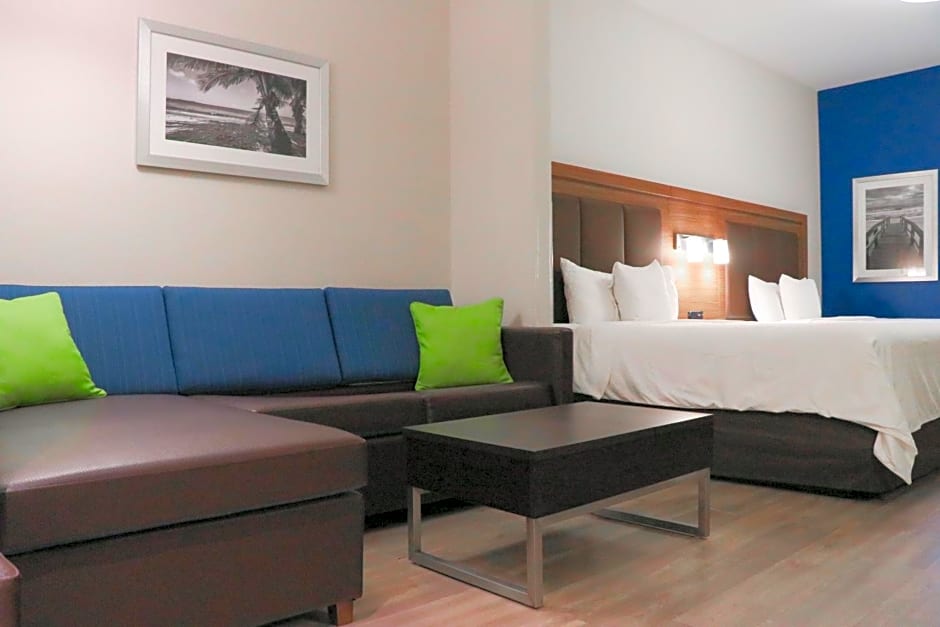 Days Inn & Suites by Wyndham Fort Myers Near JetBlue Park