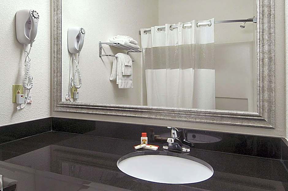 Super 8 by Wyndham Bowling Green North