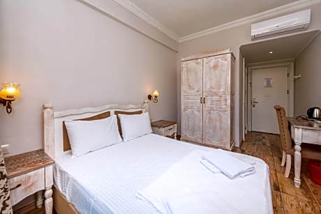 Deluxe Double Room with Balcony and Sea View