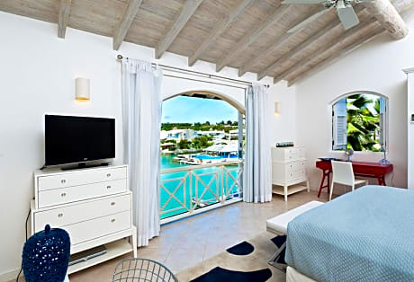 3 Bedroom Lagoon Front Apartment