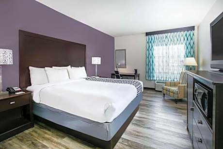 King Room with Airport View - Mobility Access/Non-Smoking