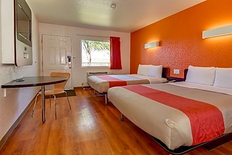 2 Full Beds | Smoking