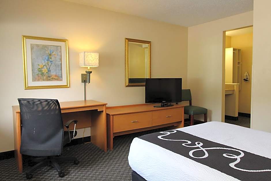 La Quinta Inn & Suites by Wyndham Tampa East Fairgrounds