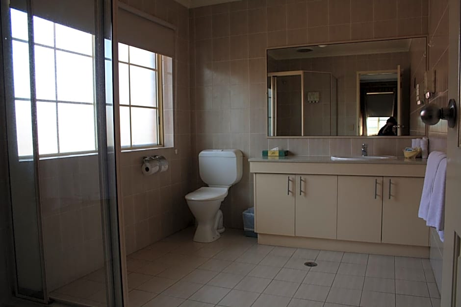 Grand Manor Motor Inn