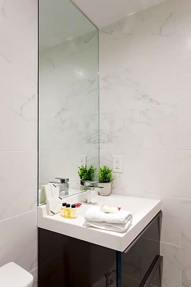 Palms Little Italy Studio with full bathroom by Denstays