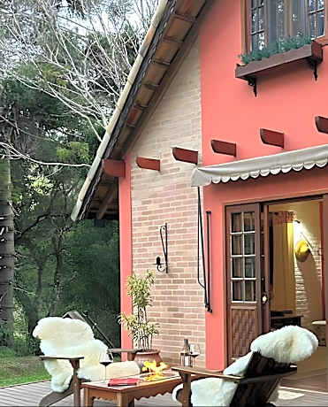 Chalé Azaléa com roupas de cama e banho internet de alta velocidade smart tv lareiras decks jardim cozinha equipada estacionamento privativo floresta relaxamento descanso e silêncio no campo